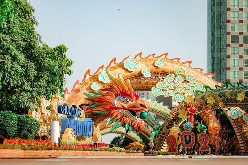 Giới trẻ về quê ăn Tết vẫn kịp 'check-in' cùng linh vật rồng tại đường hoa Nguyễn Huệ