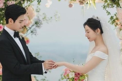 Hôn lễ của Kim Soo Hyun - Kim Ji Won trong phim 'Queen of Tears' giống cặp đôi nào?