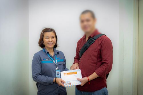 Người đàn ông bỏ quên chiếc túi có rất nhiều tờ 100 USD tại sân bay Nội Bài