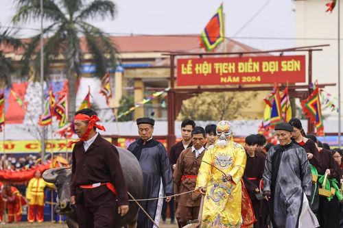Lão nông nhập linh khí, hóa thân thành vua Lê Đại Hành đi cày đầu xuân