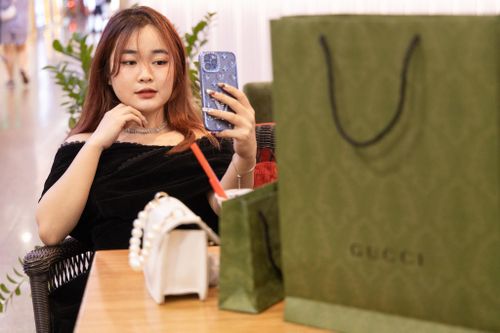 Đằng sau túi Dior, Gucci của dân văn phòng lương 20 triệu đồng/tháng