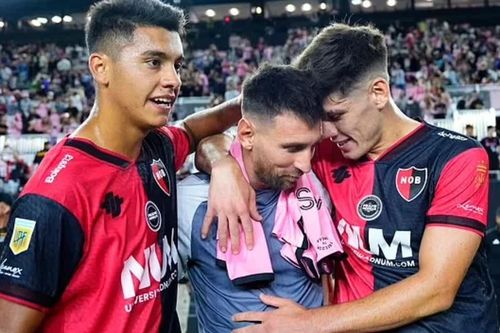 Messi lại gây sốt trong trận gặp Newell's Old Boys