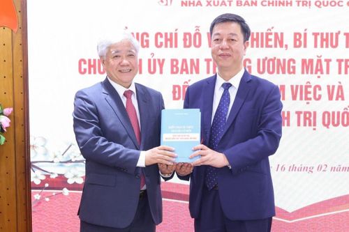 Ông Đỗ Văn Chiến thăm NXB Chính trị quốc gia Sự thật
