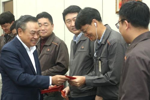 Chủ tịch TP Hà Nội động viên sản xuất tại các doanh nghiệp công nghệ cao