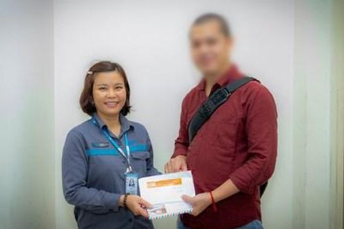 Trao trả hơn 100 triệu đồng cho hành khách bỏ quên tại sân bay Nội Bài