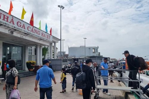 Sau tết, nỗ lực đưa khách rời đảo Lý Sơn (Quảng Ngãi) trở lại đất liền