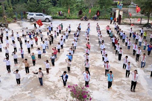 Thầy cô vùng cao Nghệ An trả phép sớm đón trò trở lại trường