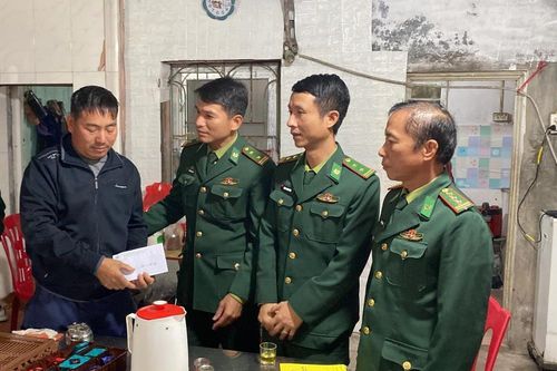 Đồn Biên phòng cửa khẩu cảng Diêm Điền hỗ trợ, động viên ngư dân trong vụ cháy tàu