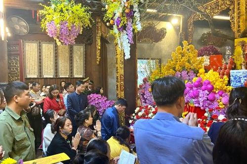 Du khách 'nườm nượp' về du xuân chùa Côn Sơn đầu năm mới 2024