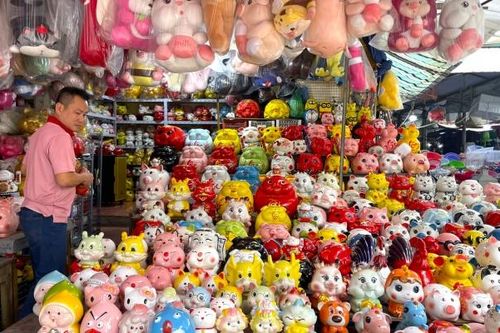 Nhộn nhịp người mua heo đất 'lấy may' đầu năm mới Giáp Thìn 2024