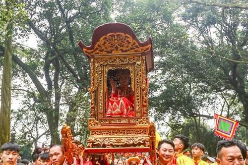 Nhiều lễ hội đầu xuân: Đã bớt chen lấn, phản cảm