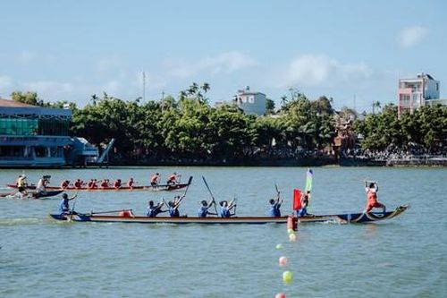 Giải đua thuyền ở Đắk Lắk tạm hoãn giữa chừng vì đội đua phản ứng