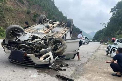 Ô tô chở 5 người tông cột mốc, lật ngửa giữa đường