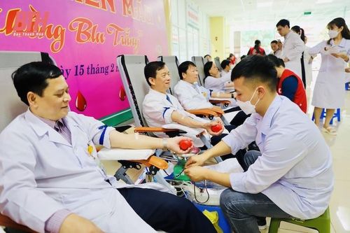 Hơn 1.100 cán bộ, nhân viên Bệnh viện Đa khoa tỉnh Thanh Hóa hiến máu tại lễ hội 'Giọt hồng Blouse trắng'