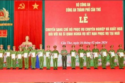 Công an TP Cần Thơ công bố quyết định xuất ngũ và chuyển sang chế độ chuyên nghiệp