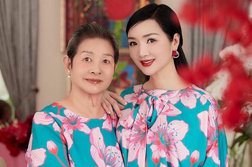 Hoa hậu Giáng My và mẹ 80 tuổi du xuân