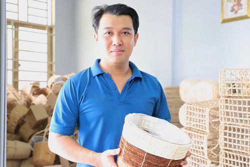 Biến rác thải thành 'kiệt tác', chàng trai miền Tây thu 500 triệu đồng mỗi năm