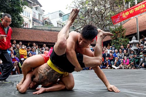 Đô trẻ ẵm chục triệu đồng sau cuộc đấu vật ở hội làng