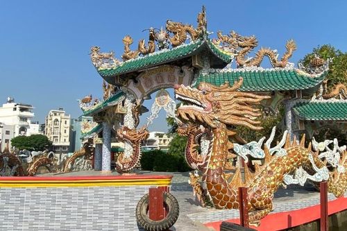 Du xuân, đến ngôi miếu thiêng có hơn 100 con rồng uốn mình giữa sông ở TP.HCM