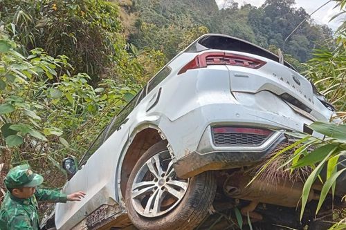 Ô tô lao xuống vực sâu ở huyện biên giới Quảng Trị