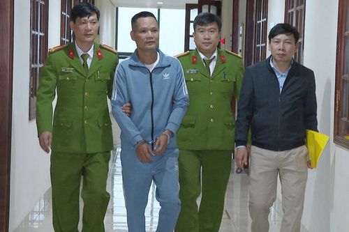 Vận động đối tượng trốn truy nã 5 năm ở nước ngoài ra đầu thú