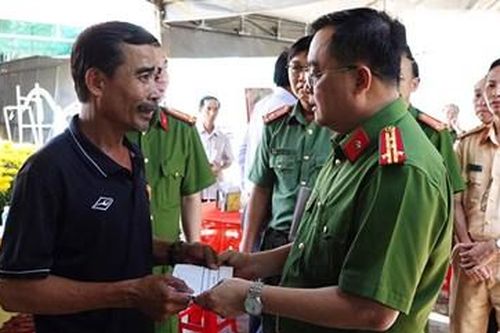 Thăm hỏi, động viên gia đình cán bộ Công an hy sinh