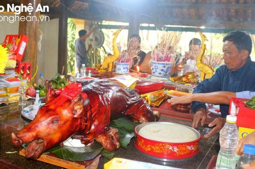 Người dân mổ bò, lợn làm lễ khai hạ đầu Xuân