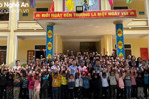 Vận động viên tham gia giải Marathon 'Về miền sơn cước - Chinh phục đỉnh Puxailaileng nóc nhà dãy Trường Sơn' tặng sữa cho trẻ em nghèo Kỳ Sơn