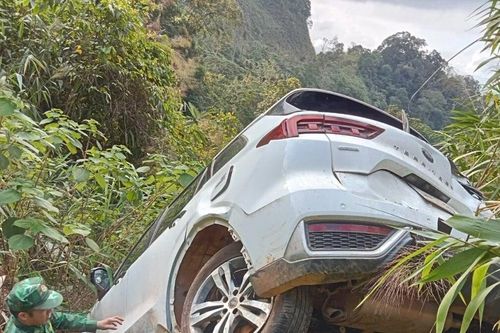 Quảng Trị: Xác minh, làm rõ nguyên nhân xe ôtô gặp nạn rơi xuống vực