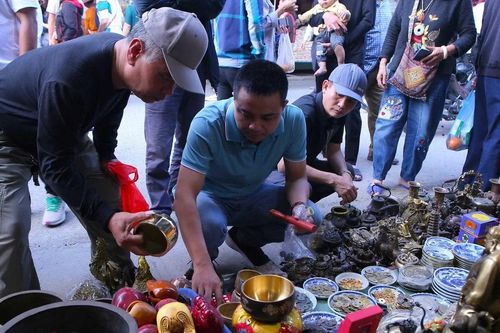 Nam Định: Tấp nập Chợ Viềng - phiên chợ 'mua may, bán rủi'