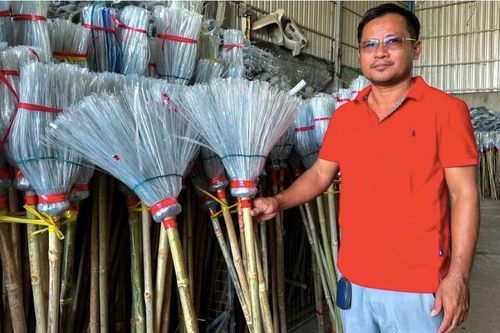 Người đàn ông Campuchia 'tái sinh' hàng tấn chai nhựa thành chổi quét nhà