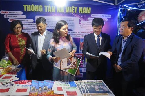 Mang báo Xuân đến với nhân dân các dân tộc tỉnh Kon Tum