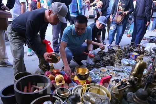 Tấp nập phiên chợ 'mua may, bán rủi'