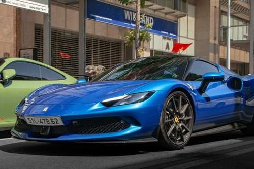 Cận cảnh siêu xe hybrid Ferrari 296 GTS xuống phố chơi Tết