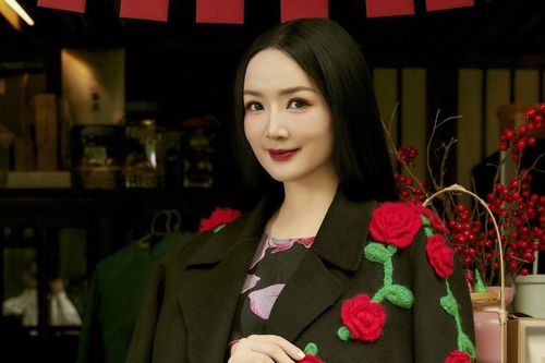 Giáng My mặc gì mùa Tết để giữ danh xưng 'Hoa hậu không tuổi'?