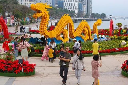 Đà Nẵng giữ lại đường hoa Xuân đến hết Tết Nguyên tiêu để người dân và du khách check-in