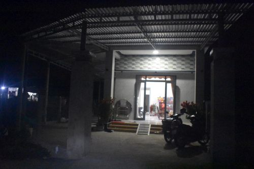 Vợ đón con về nhà ngoại bị chồng đâm tử vong