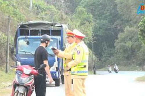 Tiếp tục siết chặt kiểm tra, xử lý vi phạm giao thông