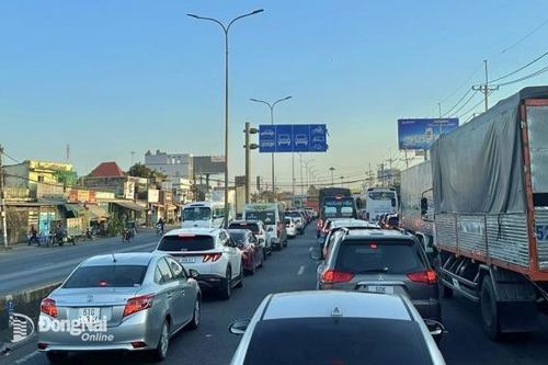 Quốc lộ 51 qua Long Thành ùn tắc kéo dài, dòng xe nối đuôi nhau đến 2km