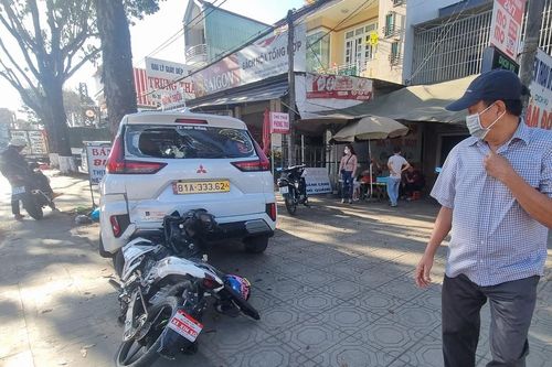 Pleiku: Xe máy tông vào đuôi xe ô tô làm 1 người bị thương