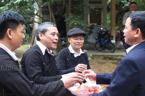 Rộn ràng hội 'Hát qua làng' đầu xuân