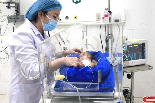 Tận tâm chăm sóc bệnh nhi
