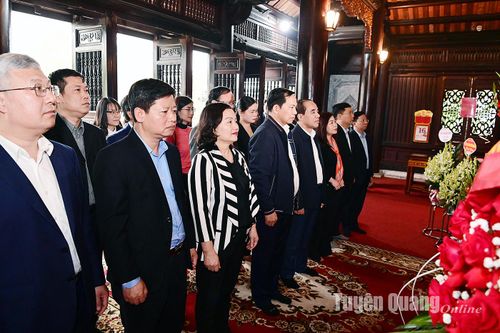 Đoàn công tác Ủy ban Tài chính Ngân sách của Quốc hội dâng hương tại đền thờ Chủ tịch Hồ Chí Minh