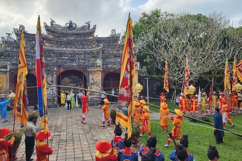 Hạ nêu, khai ấn cung chúc tân xuân