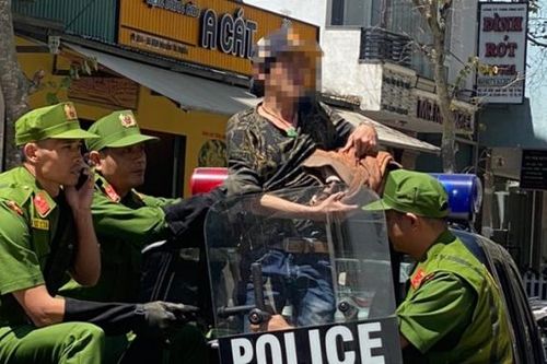 Trung tá Công an tước dao trên tay đối tượng 'ngáo đá' đòi tự sát