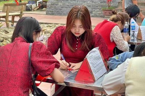 Giới trẻ thích thú với 'cây ước nguyện' khi du Xuân
