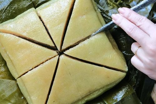 Mẹo cắt bánh chưng bằng dao không bị dính
