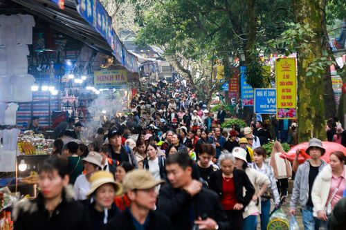Khách ùn ùn đi du xuân, nhiều điểm du lịch gần Hà Nội 'thất thủ'