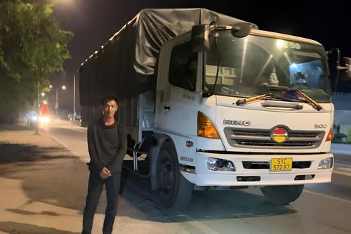Tài xế tông xe đang dừng đèn đỏ làm 1 người chết rồi bỏ trốn