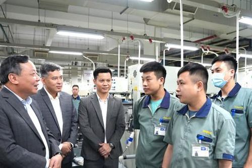 Phó Bí thư Thành ủy Nguyễn Văn Phong thăm, động viên sản xuất đầu năm tại huyện Sóc Sơn